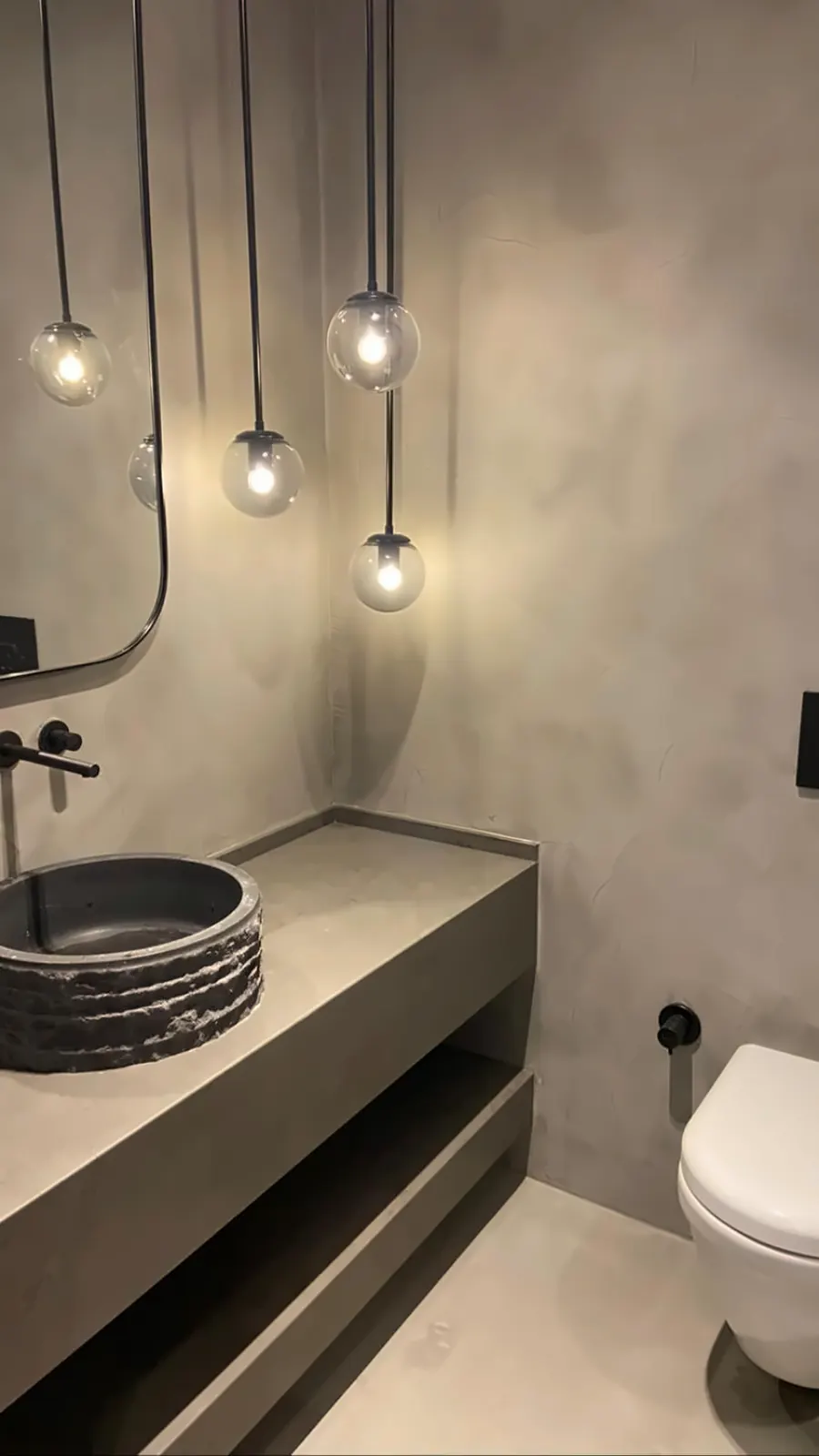 Banyo — mala dokulu mikro çimento duvar