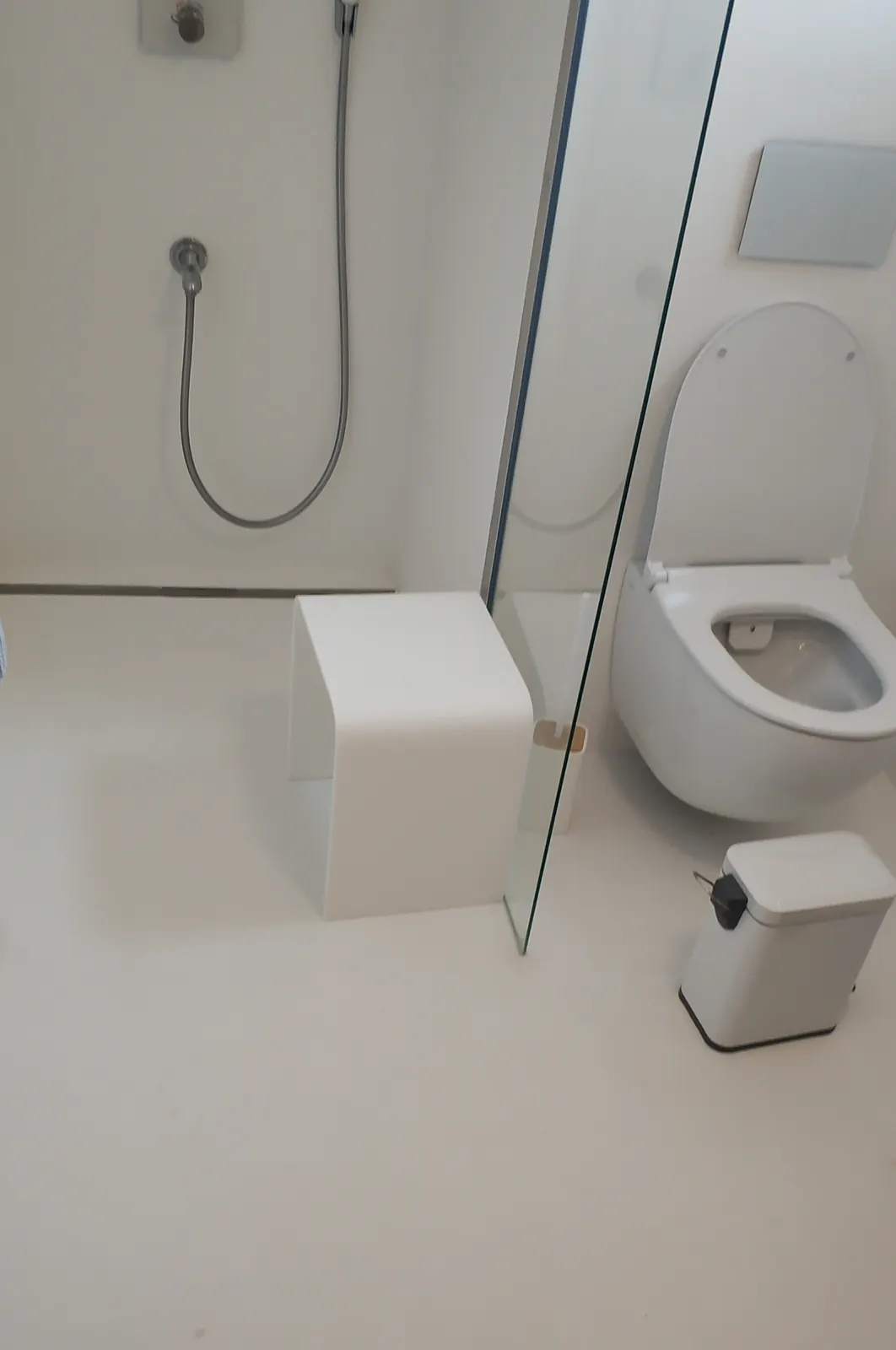 Banyo — su geçirmez beyaz mikro çimento