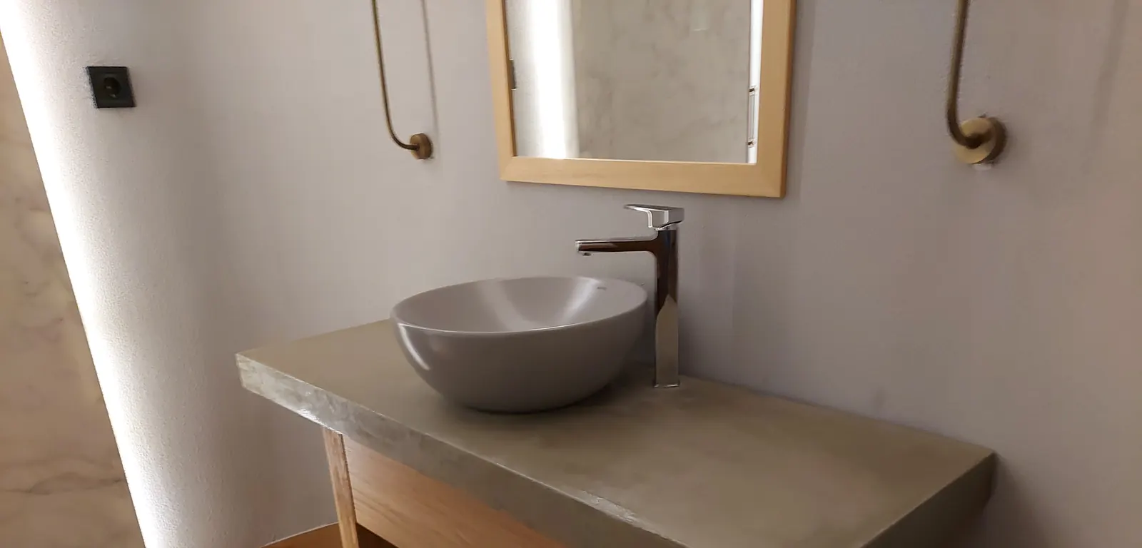 Banyo tezgahı — ahşap ayak üstünde mikro çimento