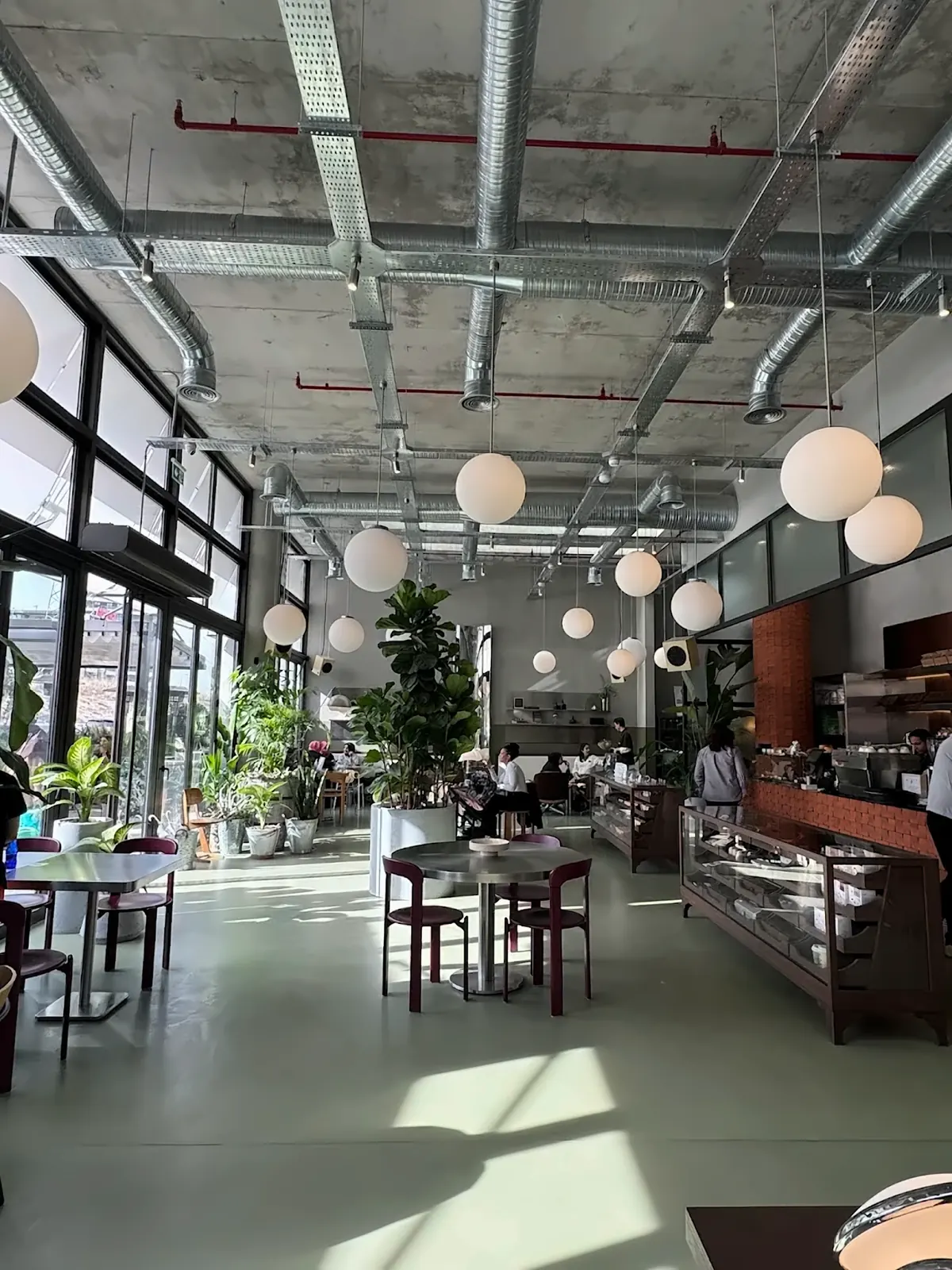 Kafe — yeşil mikrobeton zemin, endüstriyel tavan