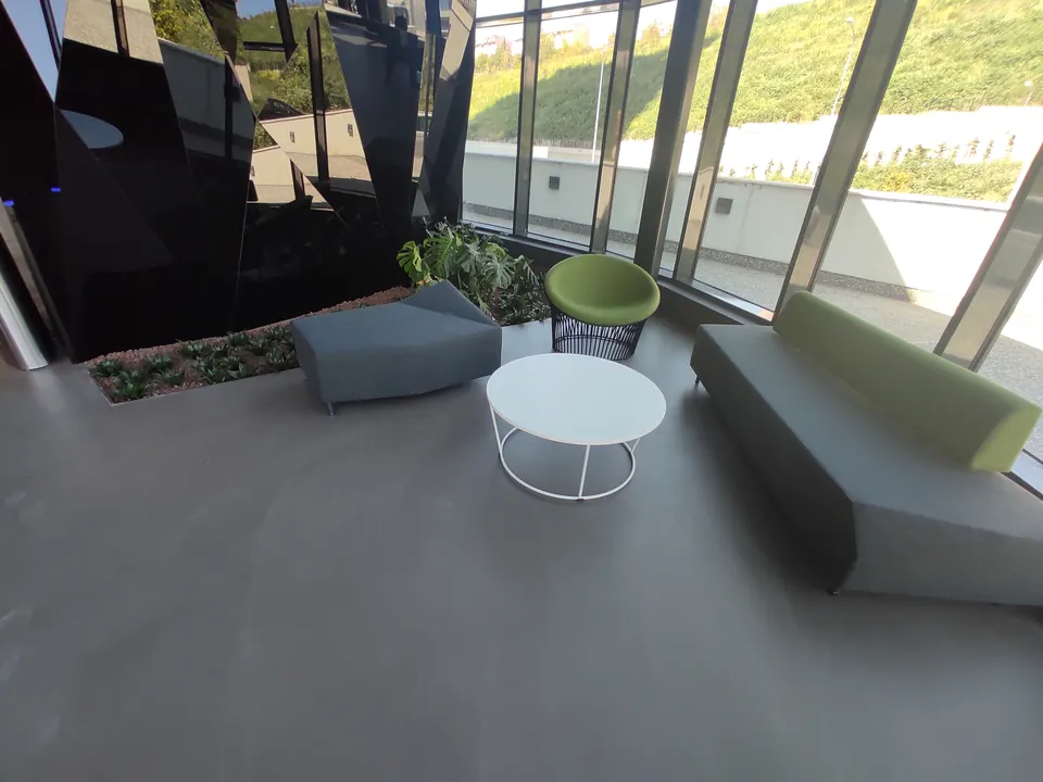 Lounge — derzsiz gri mikrobeton zemin