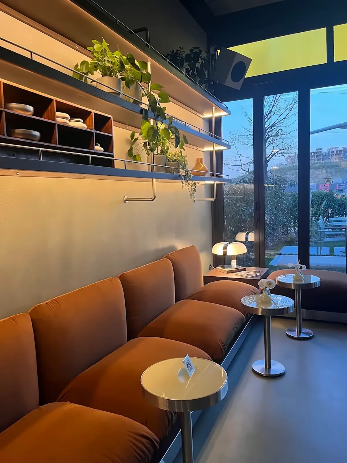 Lounge — mikrobeton duvar ve yeşil mikrobeton zemin
