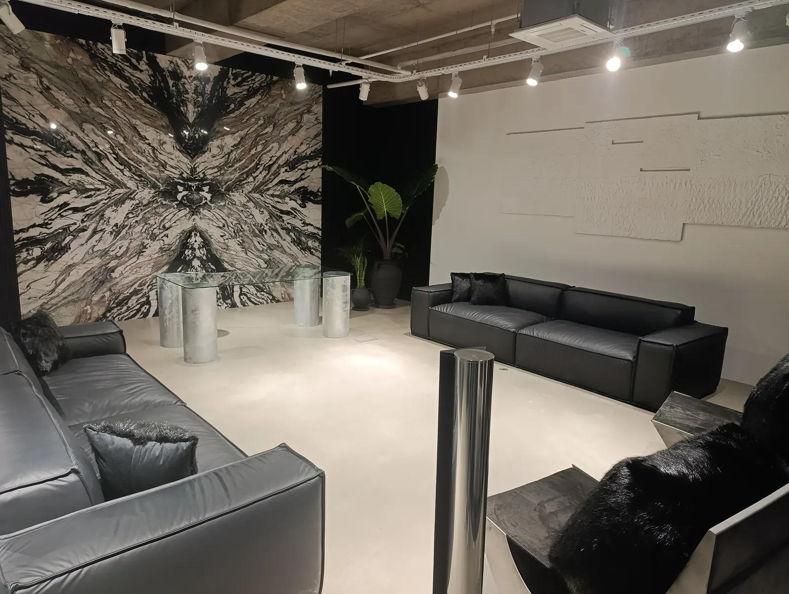 Lüks showroom lounge — beyaz mikrobeton zemin
