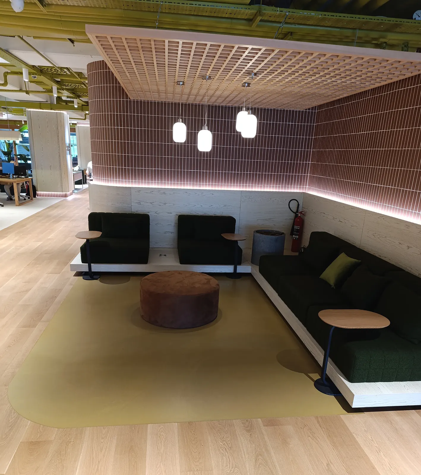 Ofis lounge — renkli mikrobeton zemin ve parke birleşimi