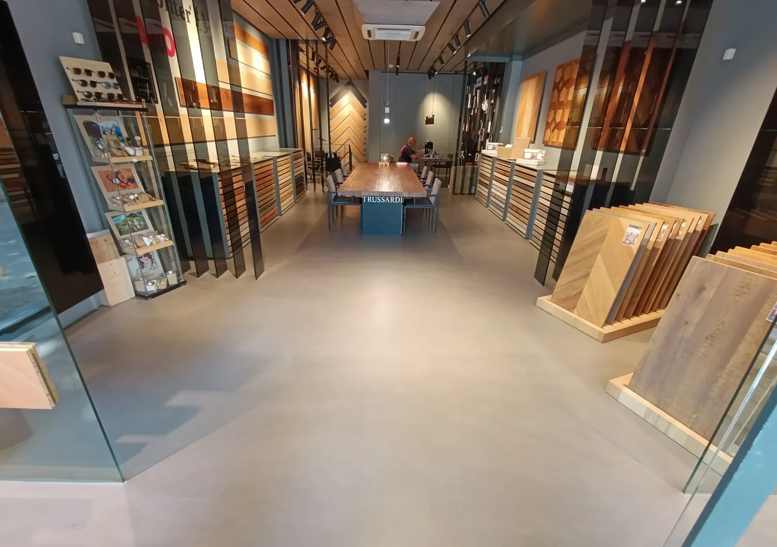 Parke showroom — greige mikrobeton zemin