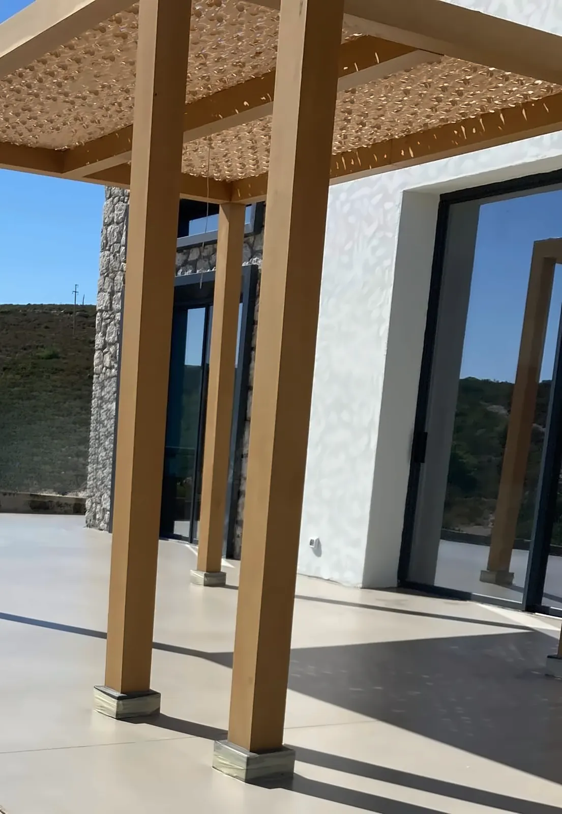 Teras — pergola altında dış mekan mikrobeton zemin